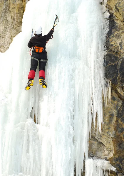 Genç adam, çekici bir rota tırmanma buz. — Stok fotoğraf