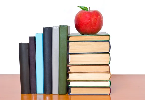 Böcker torn med apple isolerad på vit — Stockfoto