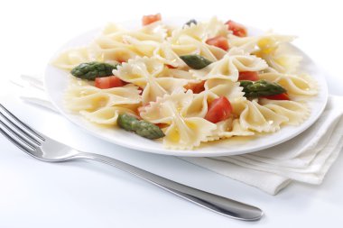 Farfalle, domates, kuşkonmaz salatası