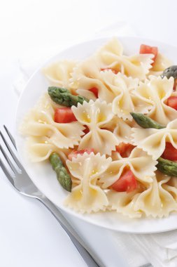 Farfalle, domates, kuşkonmaz salatası