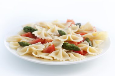 Farfalle, domates, kuşkonmaz salatası