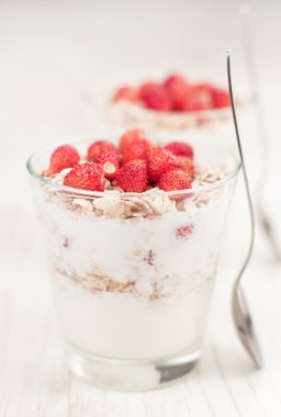 Müsli ve çilekli yoğurt.