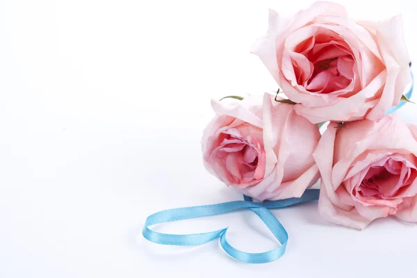 Ramo de rosas con cinta en forma de corazón — Foto de Stock