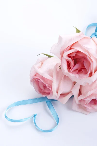 Buquê de rosas com fita em forma de coração — Fotografia de Stock