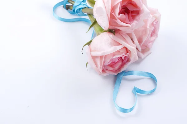 Boeket rozen met lint in hart vorm — Stockfoto