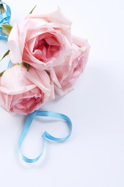 Kytice růží s pásem karet ve tvaru srdce — Stock fotografie