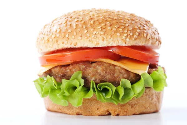 Cheeseburger met tomaten en sla — Stockfoto