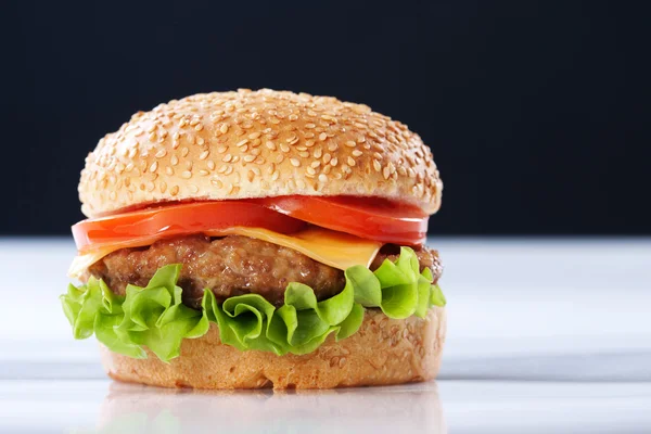 Чізбургер з помідорами та салатом — стокове фото