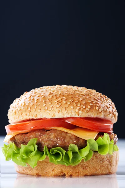 Cheeseburger med tomater og salat - Stock-foto