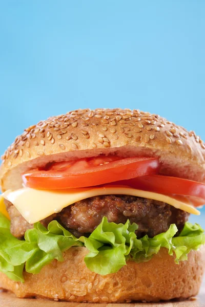 Чизбургер с помидорами и салатом — стоковое фото