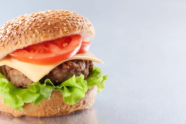 Cheeseburger aux tomates et laitue — Photo