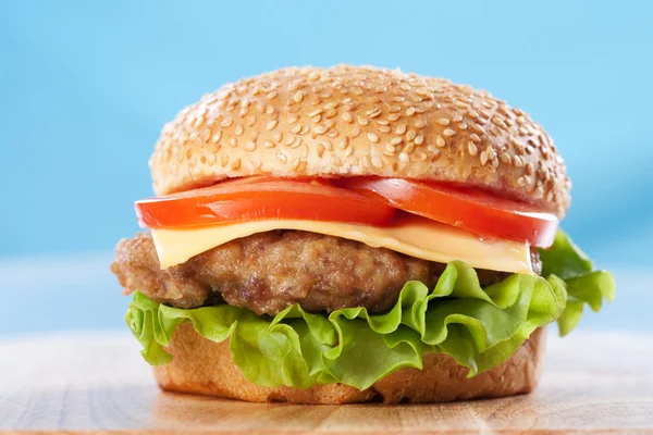 Çizburger marul ve domates ile — Stok fotoğraf