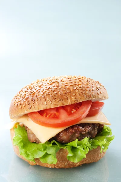Hamburguesa con tomate y lechuga — Foto de Stock