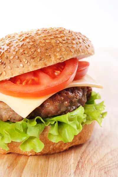 Cheeseburger with tomatoes and lettuce — Stock Photo, Image