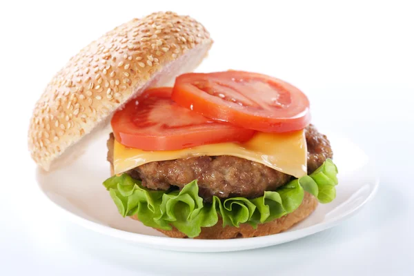 Чізбургер з помідорами та салатом — стокове фото