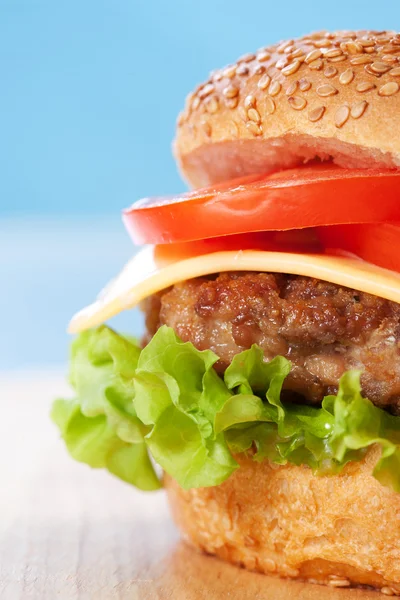 Cheeseburger dengan tomat dan selada — Stok Foto