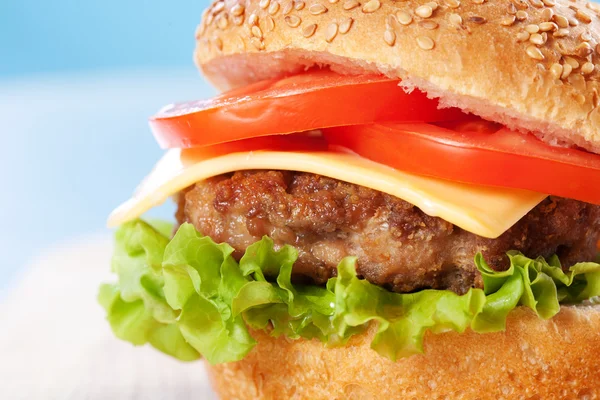 Çizburger marul ve domates ile — Stok fotoğraf