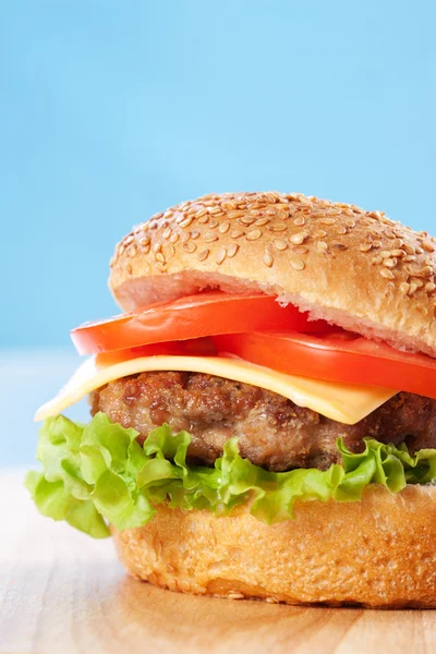 Cheeseburger cu roșii și salată verde — Fotografie, imagine de stoc