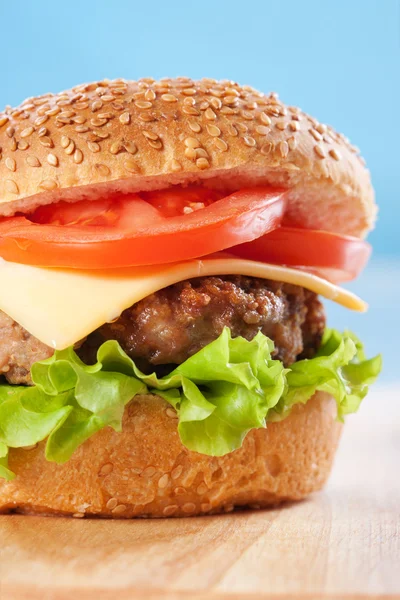 Cheeseburger con pomodori e lattuga — Foto Stock