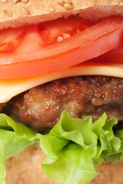 Cheeseburger cu roșii și salată verde — Fotografie, imagine de stoc