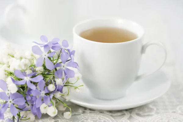 Φλιτζάνι τσάι και λουλούδια — Φωτογραφία Αρχείου