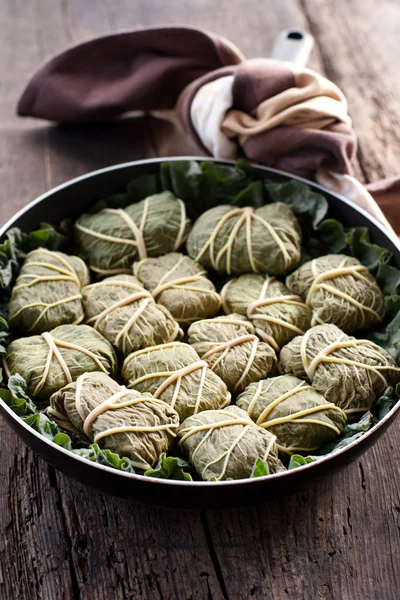 Dolmades con hojas de ruibarbo, carne y arroz —  Fotos de Stock
