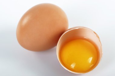 İki kahverengi yumurta.