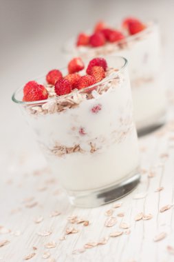 Müsli ve çilekli yoğurt.