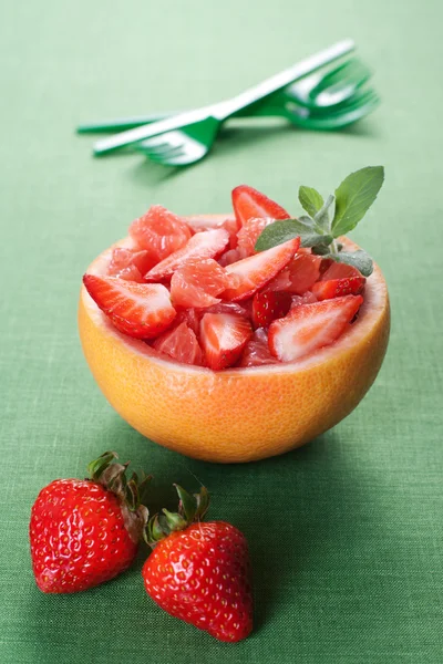草莓和葡萄柚水果沙拉 — 图库照片