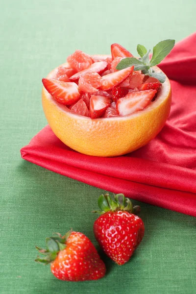 Salată de fructe cu căpșuni și grapefruit — Fotografie, imagine de stoc