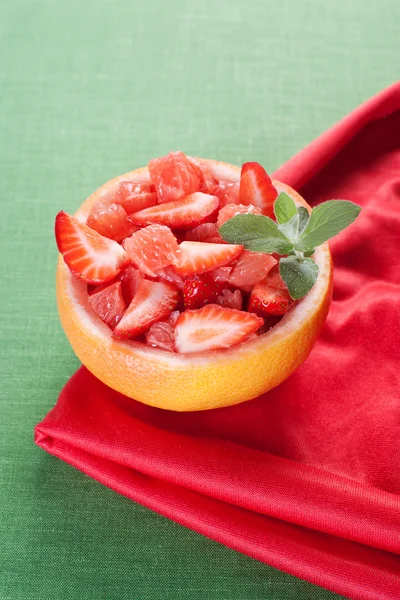 Eper és a grapefruit gyümölcs saláta — Stock Fotó