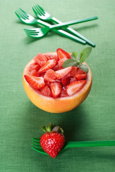 Ensalada de frutas con fresa y pomelo — Foto de Stock