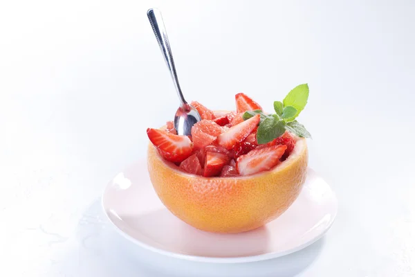 Фруктовый салат с клубникой и грейпфрутом — стоковое фото