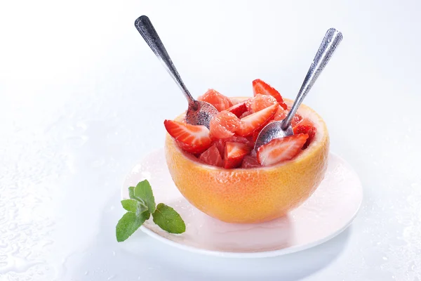 Salade de fruits aux fraises et pamplemousse — Photo