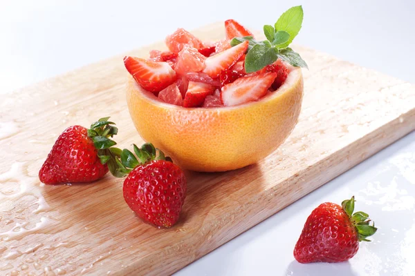 Ensalada de frutas con fresa y pomelo —  Fotos de Stock