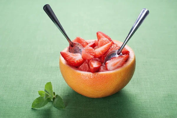 Ovocný salát s jahodovou a grapefruit — Stock fotografie