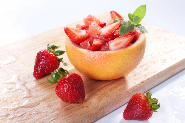Obstsalat mit Erdbeere und Grapefruit — Stockfoto