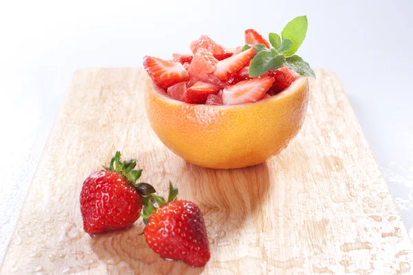 Sałatka owocowa z truskawek i grejpfruta — Zdjęcie stockowe