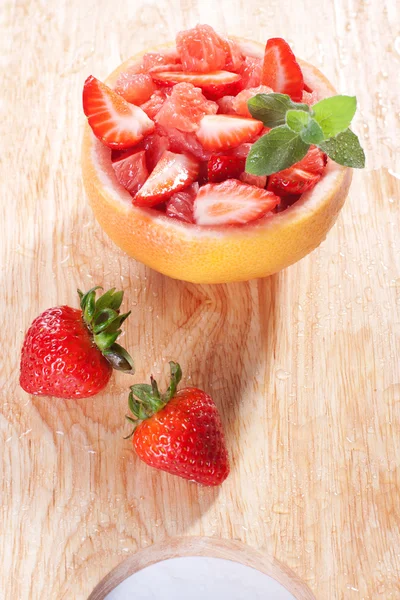 Ensalada de frutas con fresa y pomelo — Foto de Stock