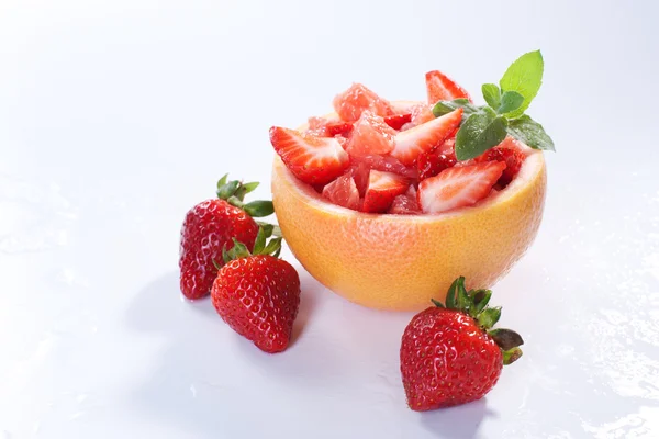 Obstsalat mit Erdbeere und Grapefruit — Stockfoto