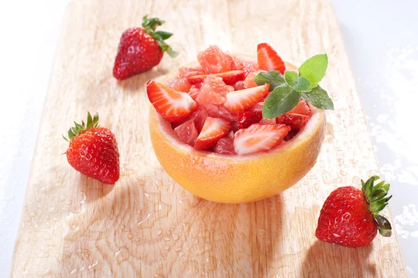 Ensalada de frutas con fresa y pomelo —  Fotos de Stock