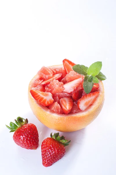 Φρουτοσαλάτα με φράουλα και γκρέιπφρουτ — Φωτογραφία Αρχείου
