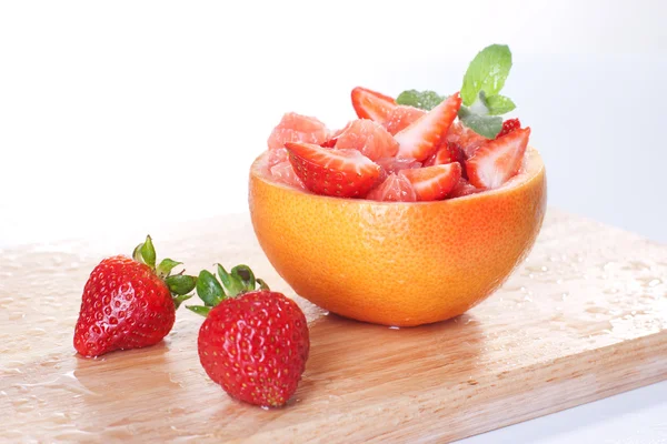 イチゴとグレープ フルーツとフルーツ サラダ — ストック写真