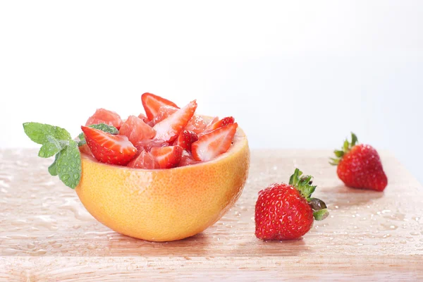イチゴとグレープ フルーツとフルーツ サラダ — ストック写真