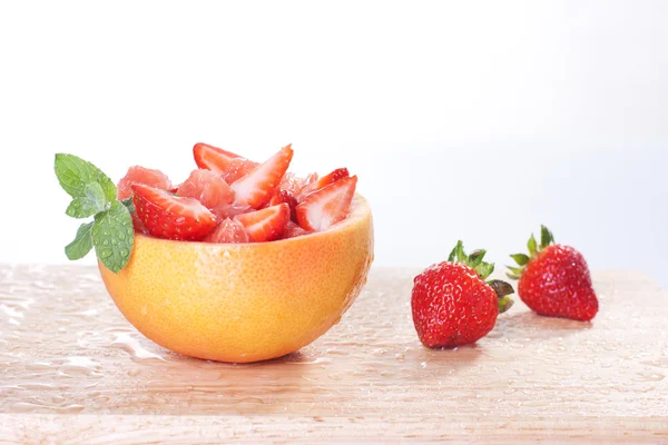 Φρουτοσαλάτα με φράουλα και γκρέιπφρουτ — Φωτογραφία Αρχείου