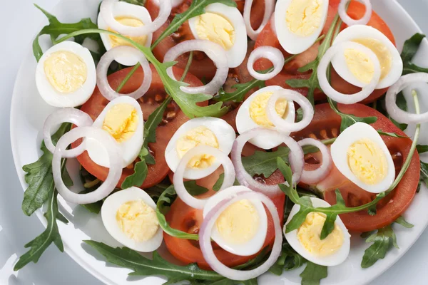 Здоровый салат с яйцами — стоковое фото