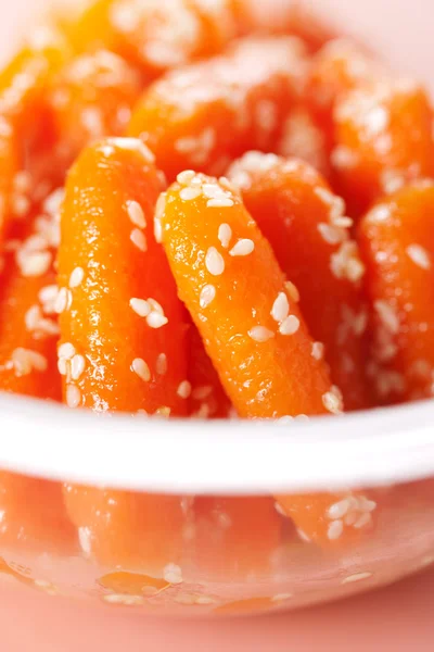 Miel glaseada zanahorias bebé — Foto de Stock