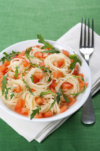 Pasta met tomaten en rucola — Stockfoto