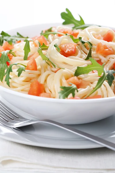 Pasta met tomaten en rucola — Stockfoto