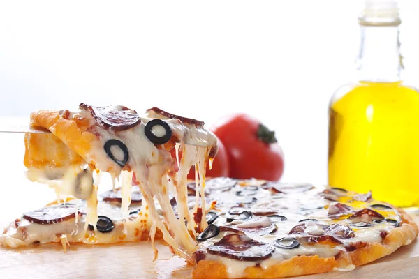 Pizza mit geschmolzenem Käse — Stockfoto